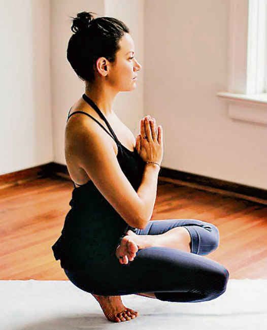 संतुलन बढ़ाने के लिए करें पाद अंगुष्ठासन