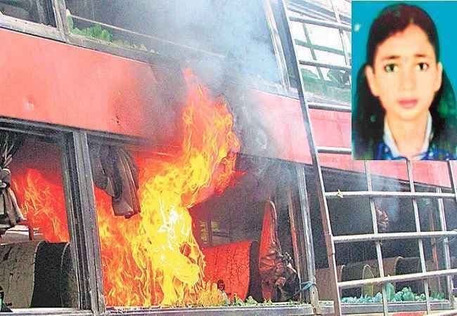बिहार : नवादा में बस से कुचल कर छात्रा की मौत आक्रोशित लोगों ने फूंका वाहन