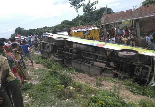 बिहार : मधुबनी में तेज रफ्तार ट्रक ने बस में मारी टक्कर, 30 लोग घायल