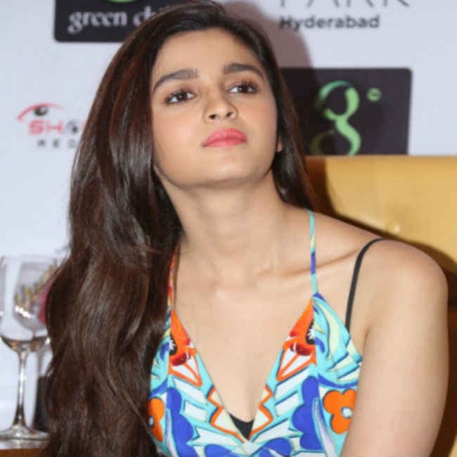 देखें रवीना टंडन के बाद आलिया का ‘टिप टिप बरसा पानी...'' डांस