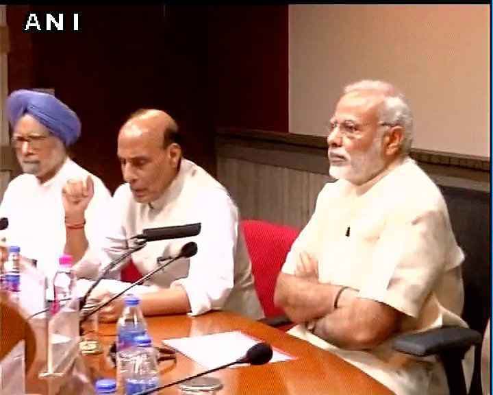 कश्मीर संकट पर सर्वदलीय बैठक जारी, प्रधानमंत्री मोदी कर रहे हैं सभी दलों से विचार-विमर्श