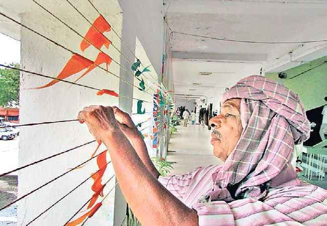 तिरंगे की खरीदारी से खादी की आमदनी बढ़ी, टोपी-ध्वज व बैंड से पटा बाजार