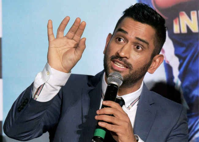 मैं वर्तमान में जीता हूं और अभी क्रिकेट मेरा लक्ष्य  : धौनी