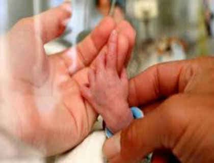 लापरवाही से मरीज बच्चे की मौत : अस्पताल के आठ कर्मचारी बरखास्त, मुकदमा दर्ज