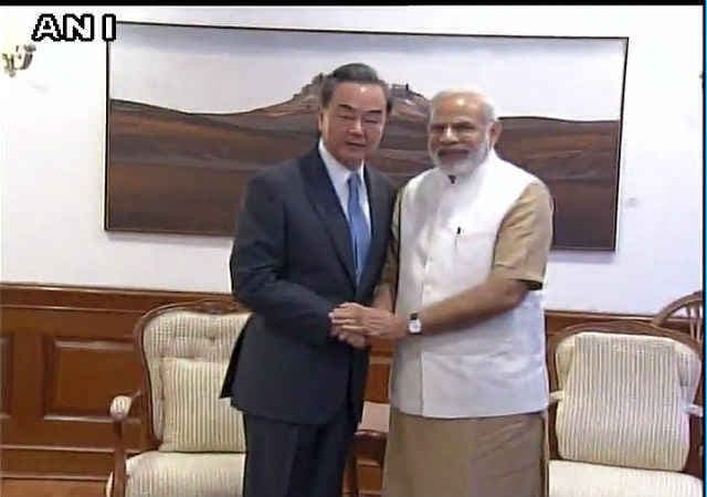 चीन के विदेश मंत्री ने प्रधानमंत्री नरेंद्र मोदी से की मुलाकात
