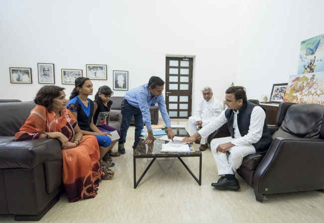 खून से पत्र लिखने वाली लड़कियों से मिले अखिलेश, शिक्षा के लिए पांच लाख, मां के हत्यारों को सजा का भरोसा दिया