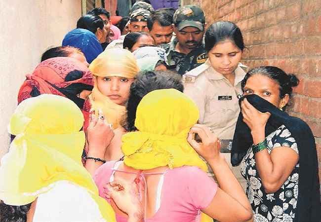 देह व्यापार के अड्डे पर छापेमारी, 17 युवतियां व महिलाएं हिरासत में