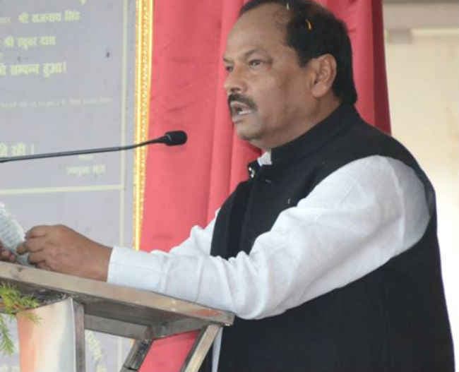 झारखंड : CM रघुवर दास ने फहराया तिरंगा कहा, जन भागीदारी से राज्य का विकास संभव