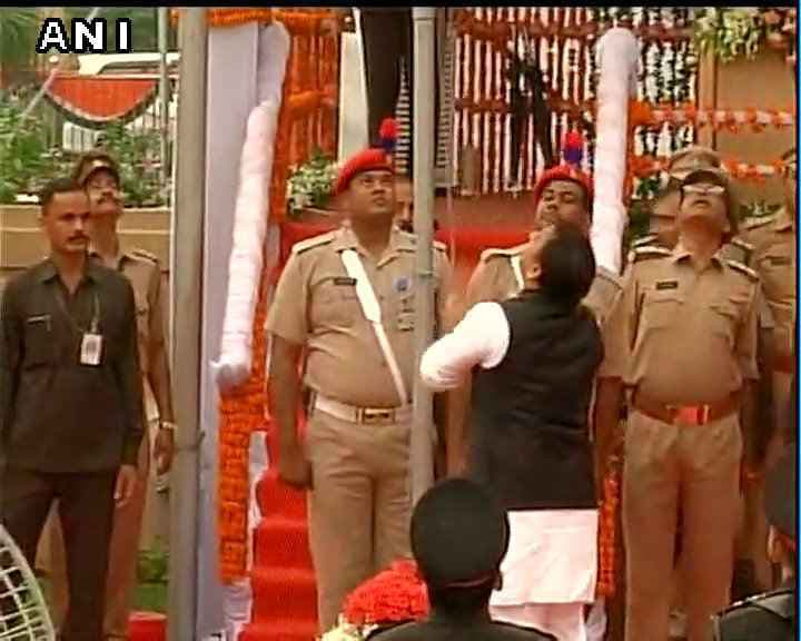 उत्तर प्रदेश : अखिलेश यादव ने किया झंडोत्तोलन कहा, सभी को विकास का समान अवसर मिले