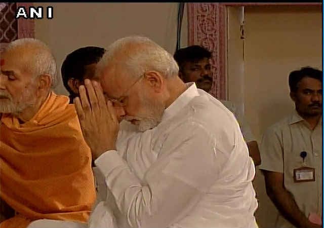 लाल किले में भाषण के बाद अपने गुरू के अंतिम दर्शन के लिए अहमदाबाद पहुंचे नरेंद्र मोदी