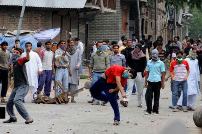 कश्मीर : ताजा संघर्ष में पांच की मौत, अब तक 63 की मौत