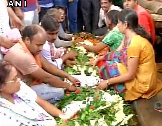 पंचतत्व में विलीन हुए शहीद प्रमोद कुमार, 6 साल की बेटी ने दी मुखाग्नि