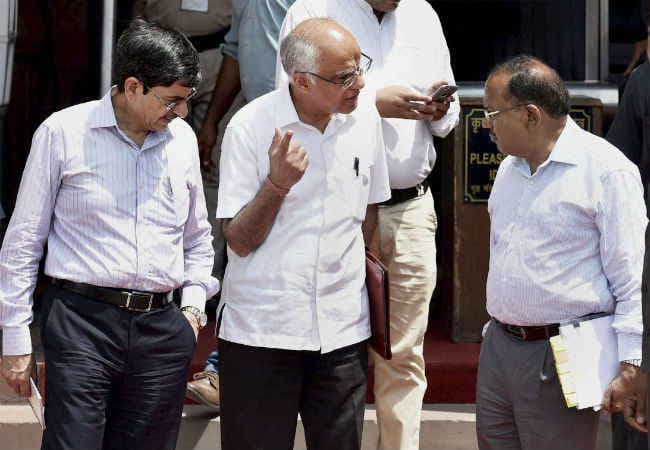 राजनाथ सिंह ने कश्मीर व असम की सुरक्षा स्थिति की समीक्षा की