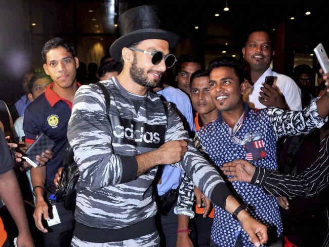 OMG! 6 टॉपलेस मॉडल्‍स के साथ दिखे रणवीर सिंह, देखें तस्‍वीर