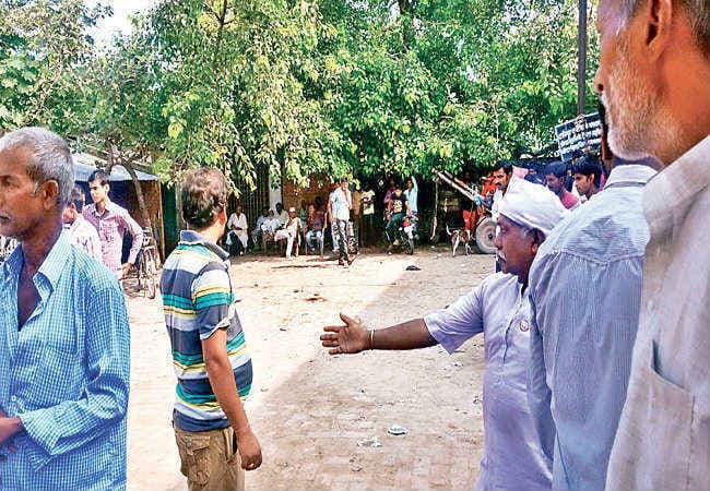 बिहार : बेतिया में दबंगई दिखा जदयू नेता ने फहराया झंडा