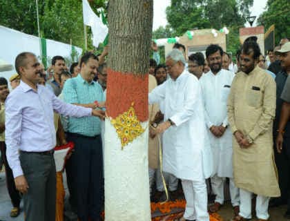 रक्षा बंधन के अवसर पर नीतीश, लालू ने पेड़ों को रक्षा सूत्र बांधे