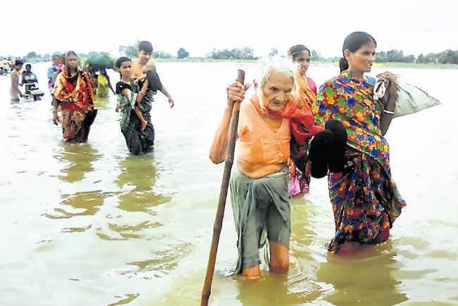 बाढ़ : पटना में गंगा उफान पर, बूढ़ी गंडक और पुनपुन भी डेंजर लेवल से ऊपर बह रही