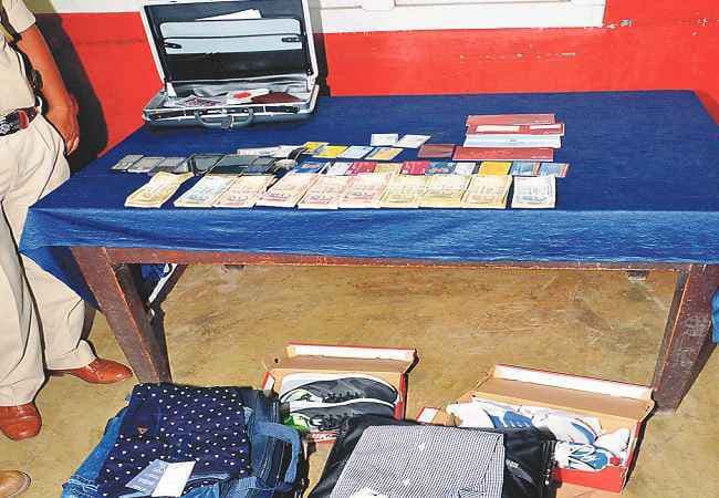 तीली डाल कर एटीएम को कर देते थे जाम और निकाल लेते थे दूसरों के पैसे, 5 गिरफ्तार