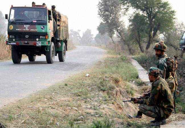जम्मू कश्मीर के कुपवाड़ा जिले में आतंकियों ने किया बीएसएफ बंकर पर हमला , तीन जवान घायल