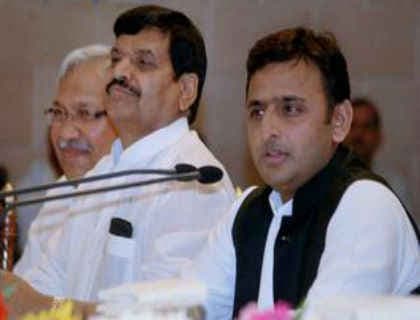 अखिलेश यादव से बंद कमरे में मिले शिवपाल यादव, मुस्कुराते हुए निकले बाहर