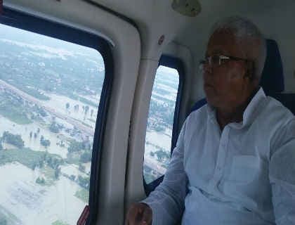 लालू ने किया बाढ़ ग्रस्त क्षेत्र का हवाई सर्वेक्षण, पीड़ितों के सहायता के दिये निर्देश