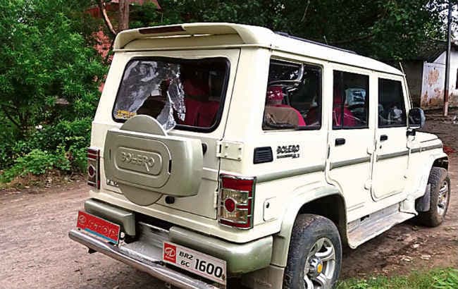 डीइओ पर हुआ जानलेवा हमला, बाल-बाल बचे, वाहन क्षतिग्रस्त