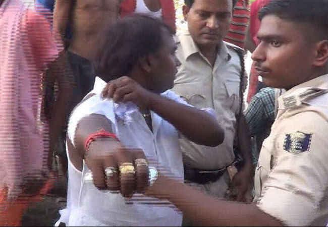 बिहार : RJD विधायक सरोज यादव व बाढ़ पीड़ितों के बीच हाथापाई