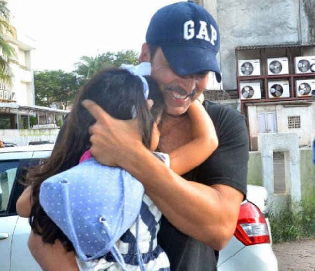 क्‍यों हर बार बेटी का चेहरा छुपाते हैं अक्षय कुमार? SEE VIDEO...