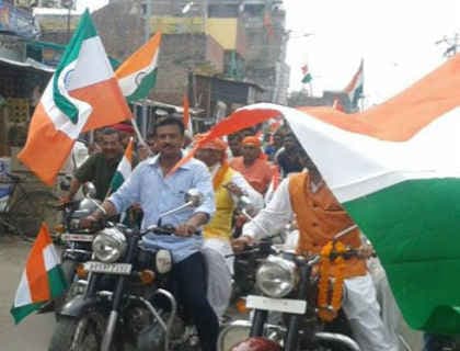 बिहार में भाजपा सांसद हाथों में थामा उल्टा तिरंगा, तस्वीर वायरल