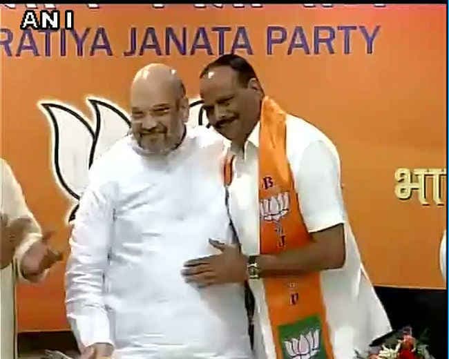 मायावती को झटका, बर्खास्त ब्राह्मण नेता ब्रजेश पाठक भाजपा में शामिल