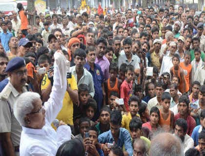 लालू पहुंचे बाढ़ पीड़ितों के बीच, अधिकारियों को दिये निर्देश