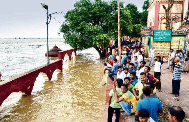 बिहार में बाढ़ : गंगा व सोन का जल स्तर घटा, पर डेंजर लेवल से अब भी ऊपर