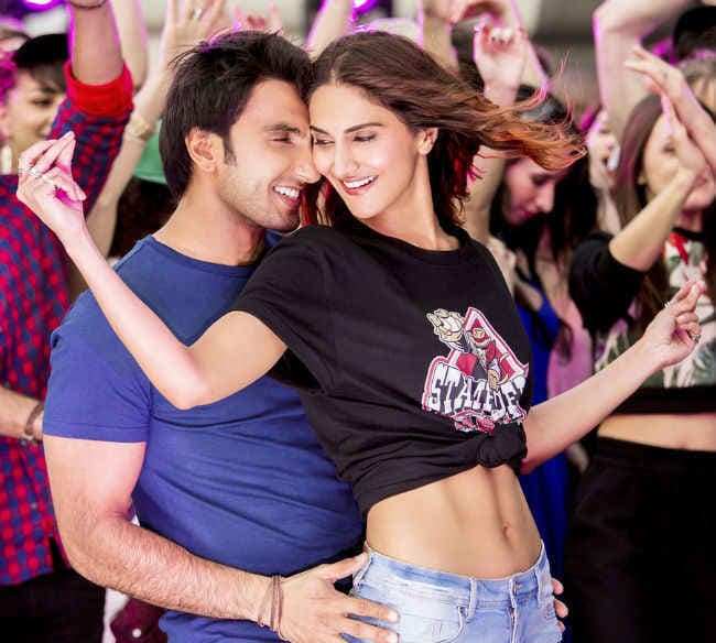 वाणी के बर्थडे पर ‘बेफिक्रे'' का नया पोस्‍टर रिलीज, दिखे रणवीर सिंह भी...