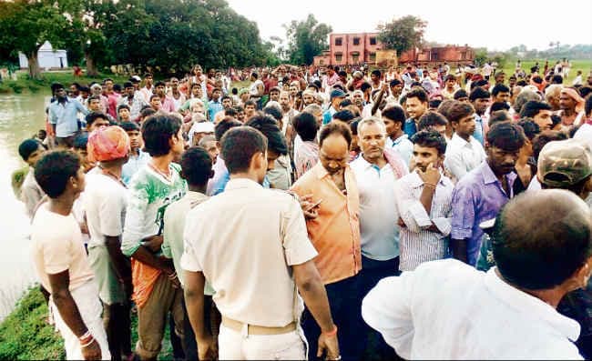 पुनपुन नाव दुर्घटना : कलेन गांव में पसरा मातमी सन्नाटा, BDO की गाड़ी पर आक्रोशित लोगों ने किया पथराव