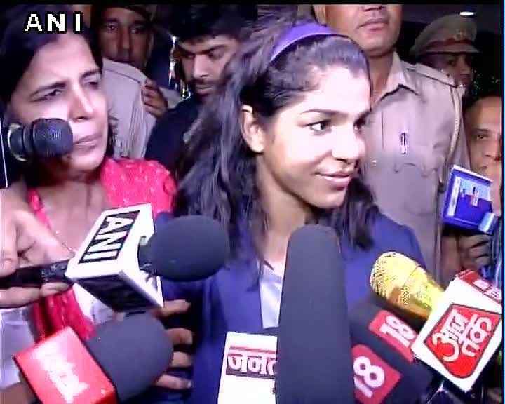 स्वदेश लौटीं पहलवान साक्षी, कहा- 12 साल की मेहनत का नतीजा है ब्रॉन्ज मेडल