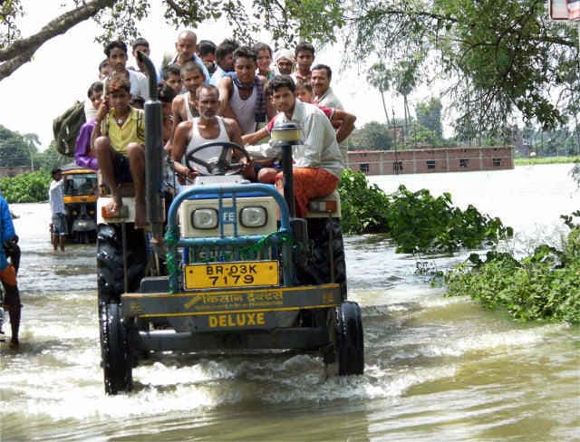बिहार बाढ़ : पटना-भागलपुर में गंगा का जलस्तर बढ़ा, एनएच-80 बना लोगों का आसियाना