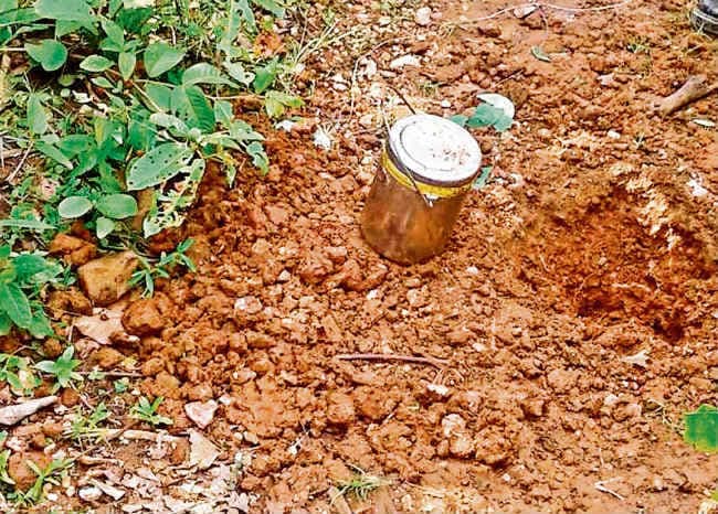 दुरुघुटू से केन बम बरामद