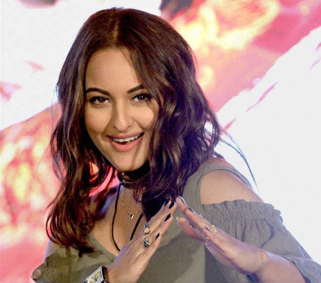 कुछ इस तरह सोनाक्षी की ‘अकीरा'' को प्रमोट कर रहे हैं अक्षय कुमार, वीडियो