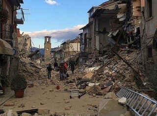 भूकंप से इटली का एक शहर बरबाद, मृतकों की संख्या हुई 247