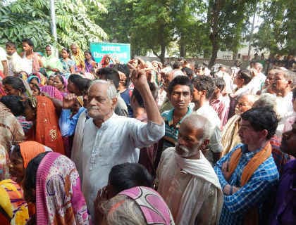 बिहार : छपरा में बाढ़ पीड़ितों का फूटा आक्रोश, डीएम आवास पर किया बवाल