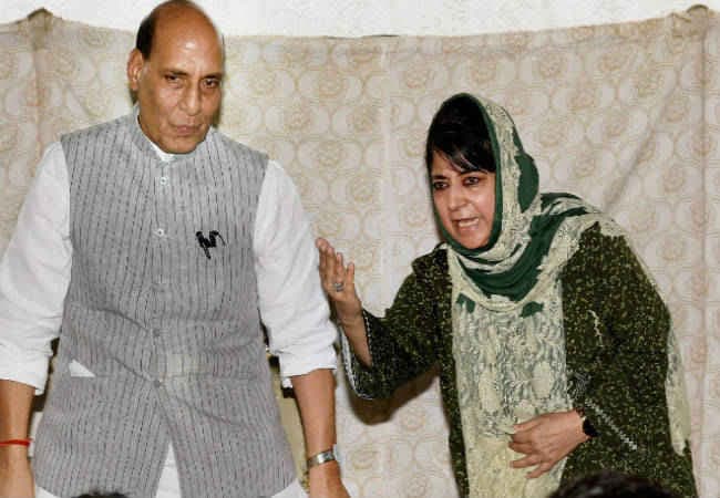 ...और राजनाथ को रोककर बोलने लगीं महबूबा मुफ्ती, प्रेसवार्ता में आपा खोया