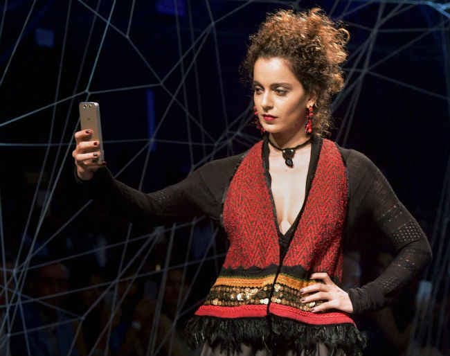 ये क्‍या! इन्‍होंने कह दिया कंगना रनौत को ‘फैशन गिरगिट'', क्‍योंकि...