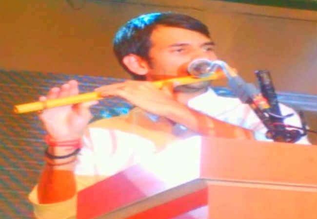 बिहार के स्वास्थ्य मंत्री तेज प्रताप ने जब छेड़ी बांसुरी की तान