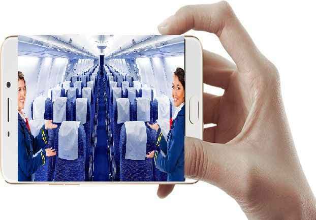 सेल्फी लेने की आदत है तो पढ़े यह खबर , उड़ान के दौरान बन सकते हैं नये नियम