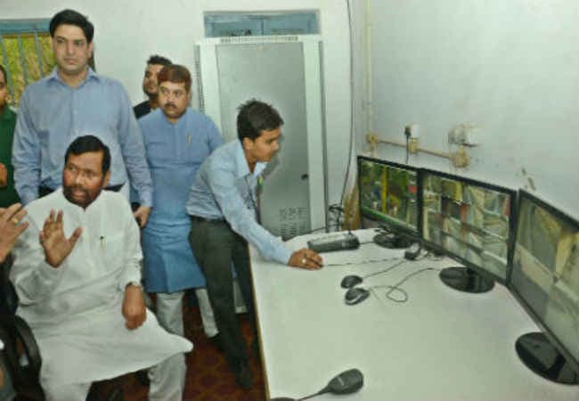 नीतीश एवं लालू को बाढ़ पीड़ितों की चिंता नहीं : पासवान