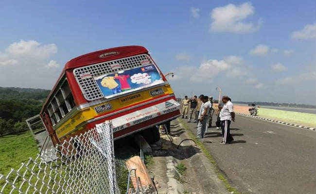 पुल की रेलिंग से टकरायी बस, बड़ा हादसा टला