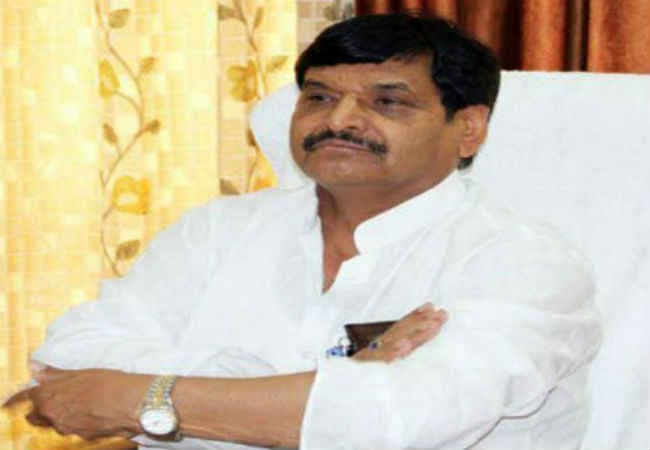 बाढ़ राहत समीक्षा के दौरान अधिकारियों पर बरसे शिवपाल