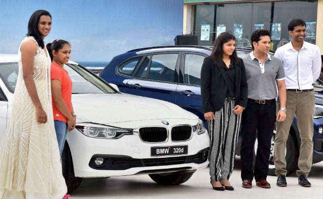 सचिन तेंदुलकर ने सिंधु, साक्षी, दीपा और गोपीचंद को भेंट की BMW कार