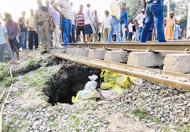 बिहार में बाढ़ से आफत : कटिहार-बरौनी के बीच ट्रेन सेवा बाधित