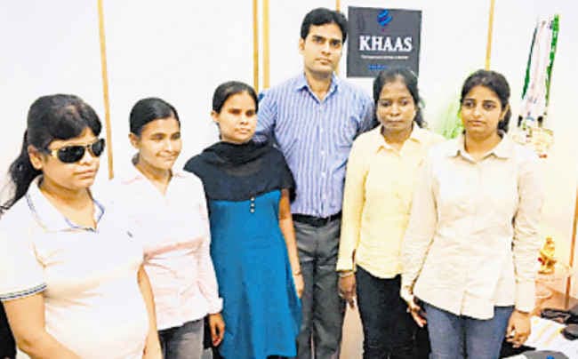 दिल्ली की ''खास'' ट्रेवल एजेंसी नेत्रहीन व एसिड पीड़ित महिलाओं को देती है काम